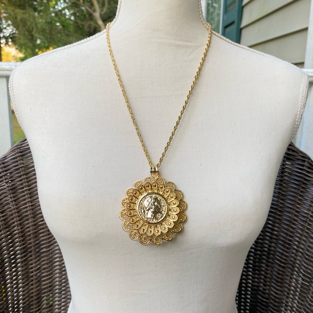 Elegant Gold Pendant Necklace - Picture 2 of 4